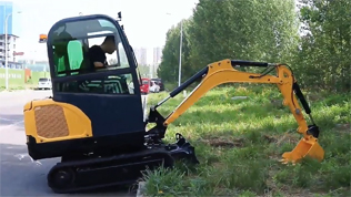 KV20小型挖掘機(jī)室外挖土操作視頻